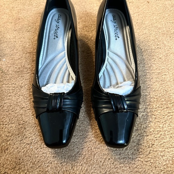 Easy Street Black Patent Waive pumps 7.5 NIB - Picture 5 of 8